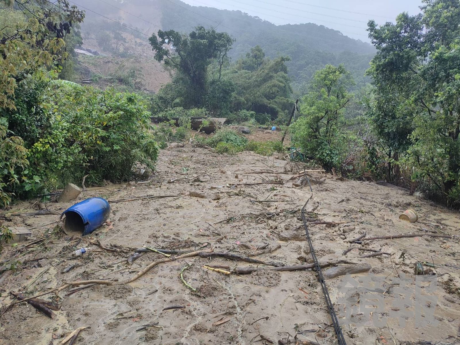 雨下一週人快發霉 山坡、道路受不了雙溪土石流掩路面