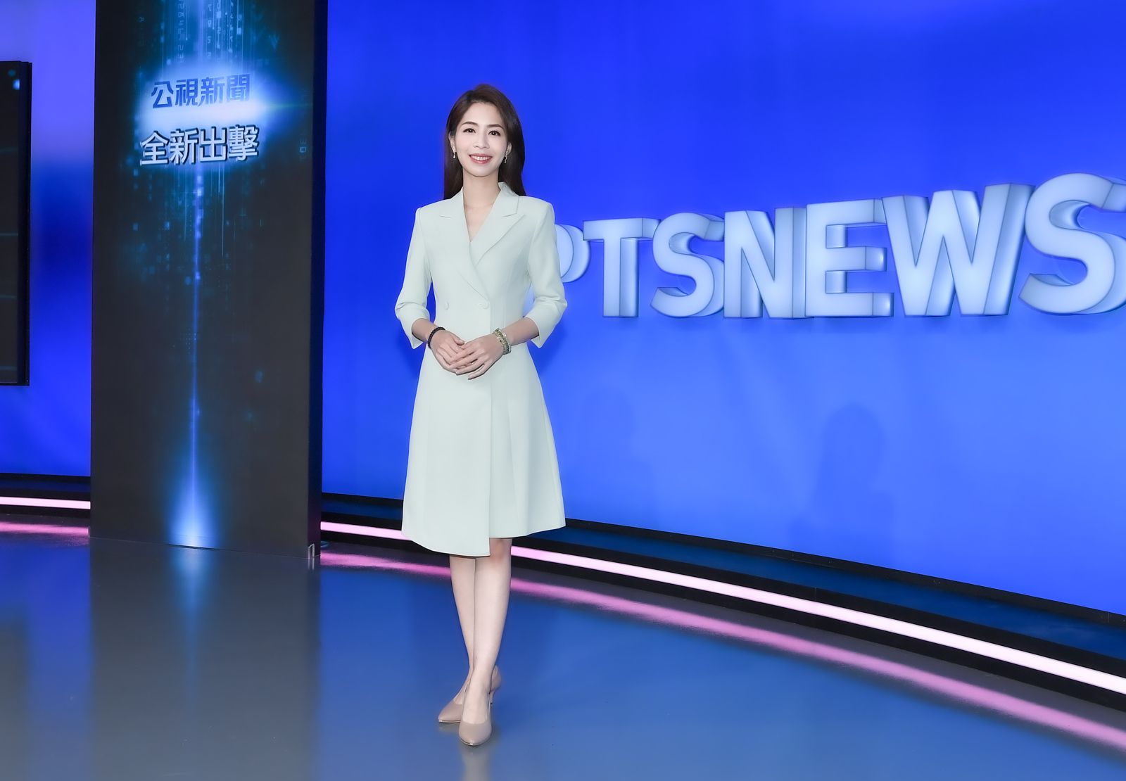 主播黃姵涵在本土疫情大爆發時擔任醫療線記者。公視提供