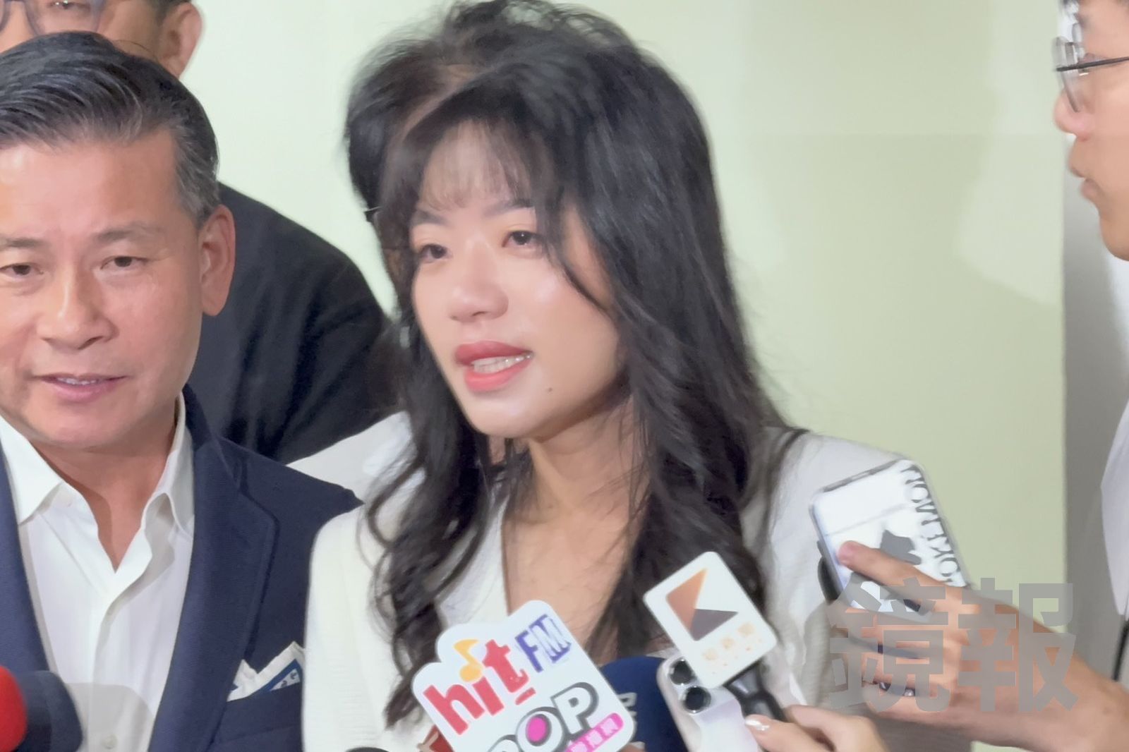 楊智伃輸掉議員初選！落淚認「起步較晚」　李明璇暖送擁抱