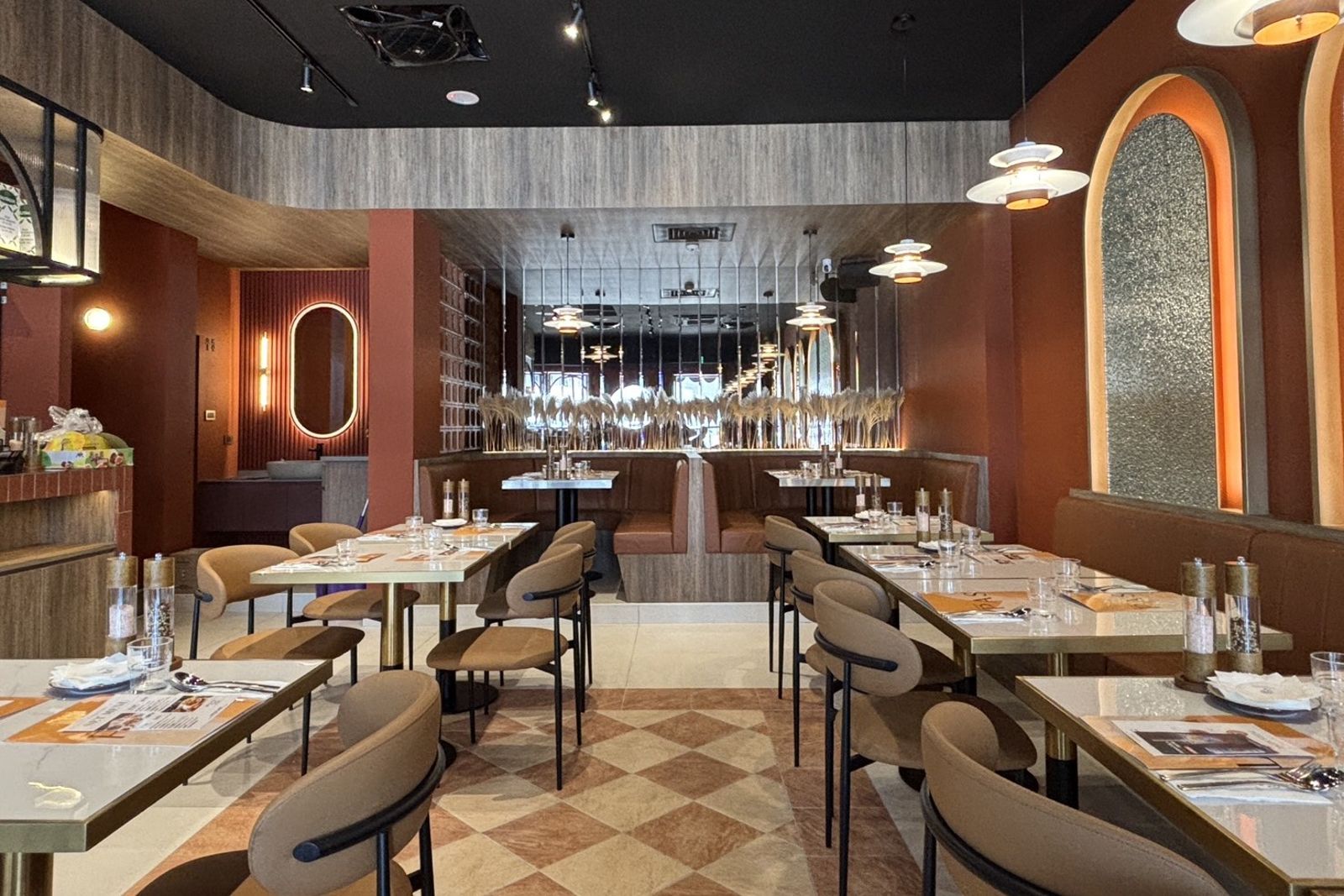 「PASTAIO」高雄店空間挑高、明亮舒適。（圖片由PASTAIO提供）