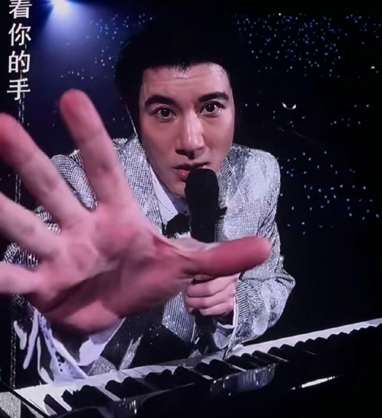 王力宏透過大螢幕與粉絲互動，距離近到猶如貼臉般。（翻攝微博）