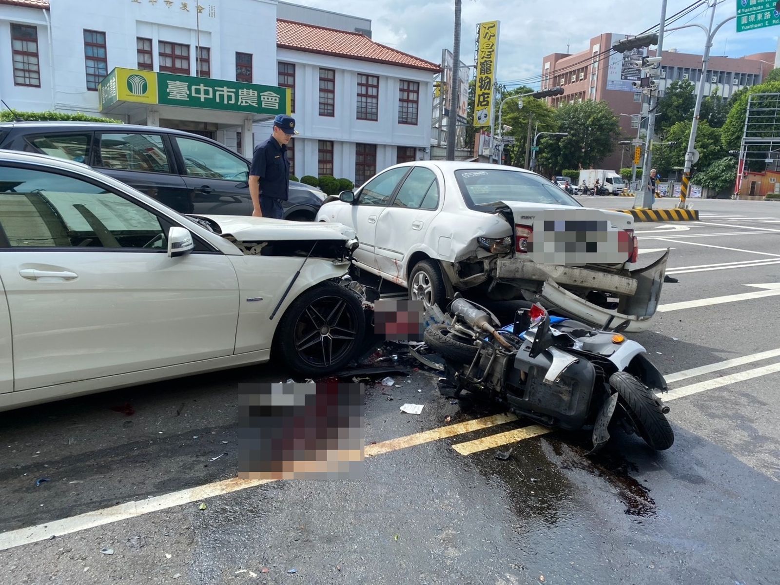 台中豐原警分局前7車連環撞 機車慘遭夾扁40歲騎士亡