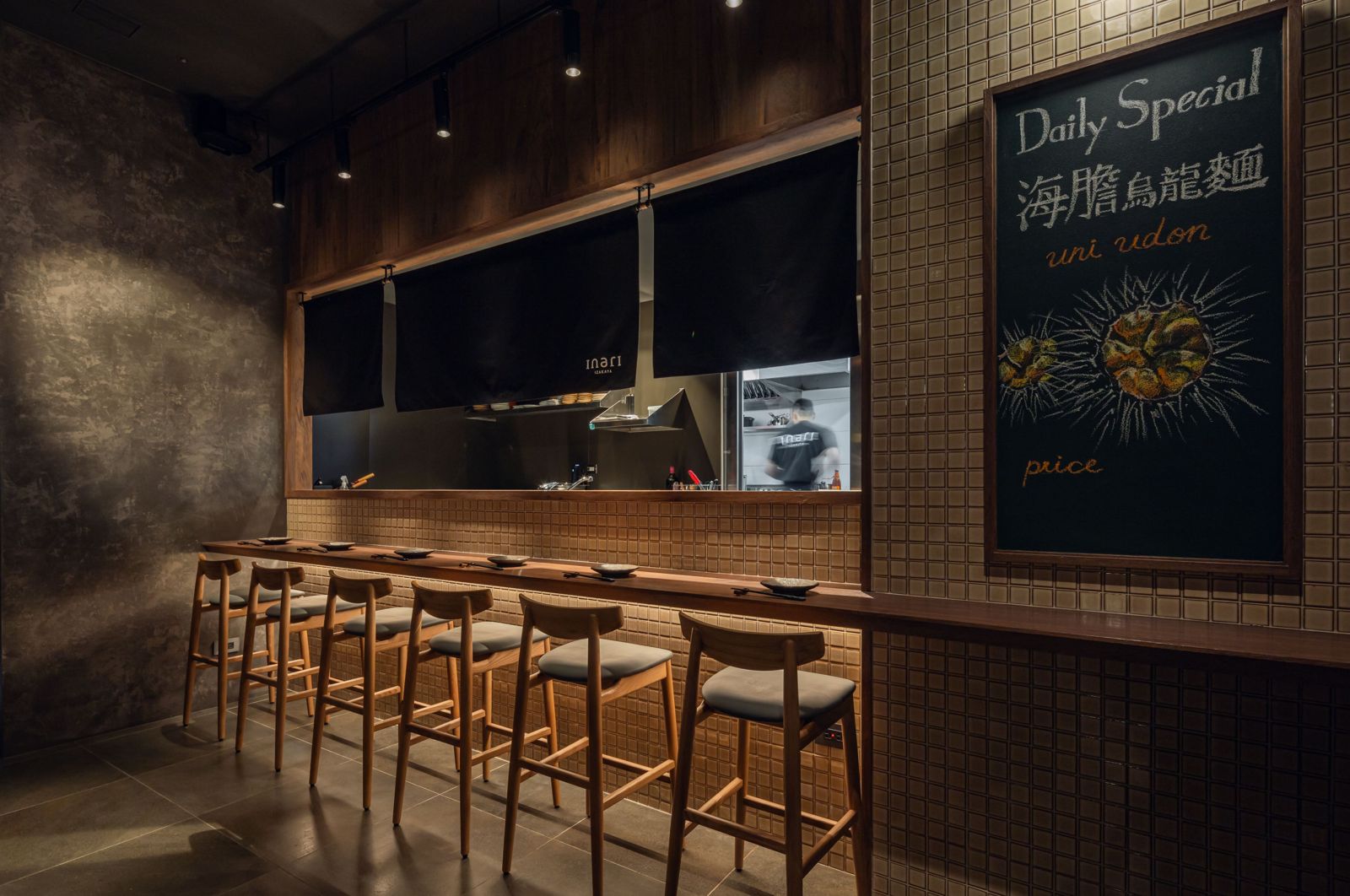 這回的名廚客座，讓居酒屋氛圍多了菲律賓街頭感。