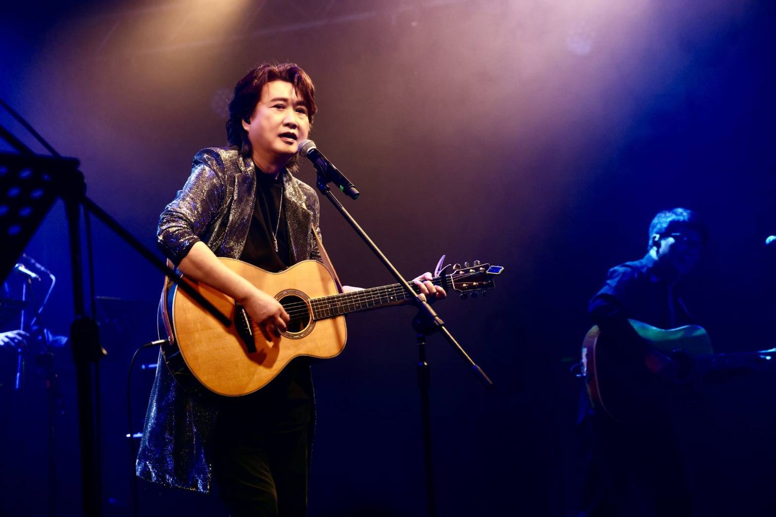 96歲鐵粉豔陽下堅持到場　周治平年年開唱背後原因曝光