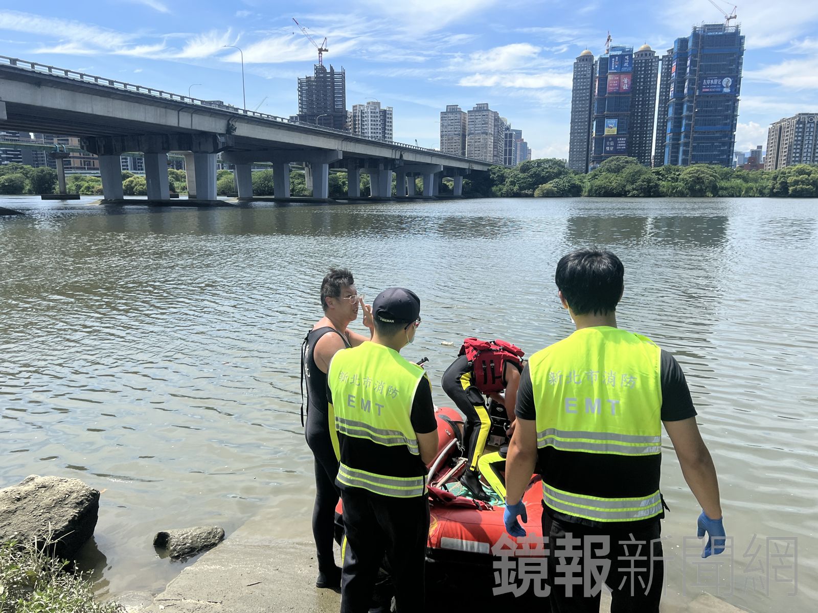 新莊傳女子溺水　警消下艇搜救中