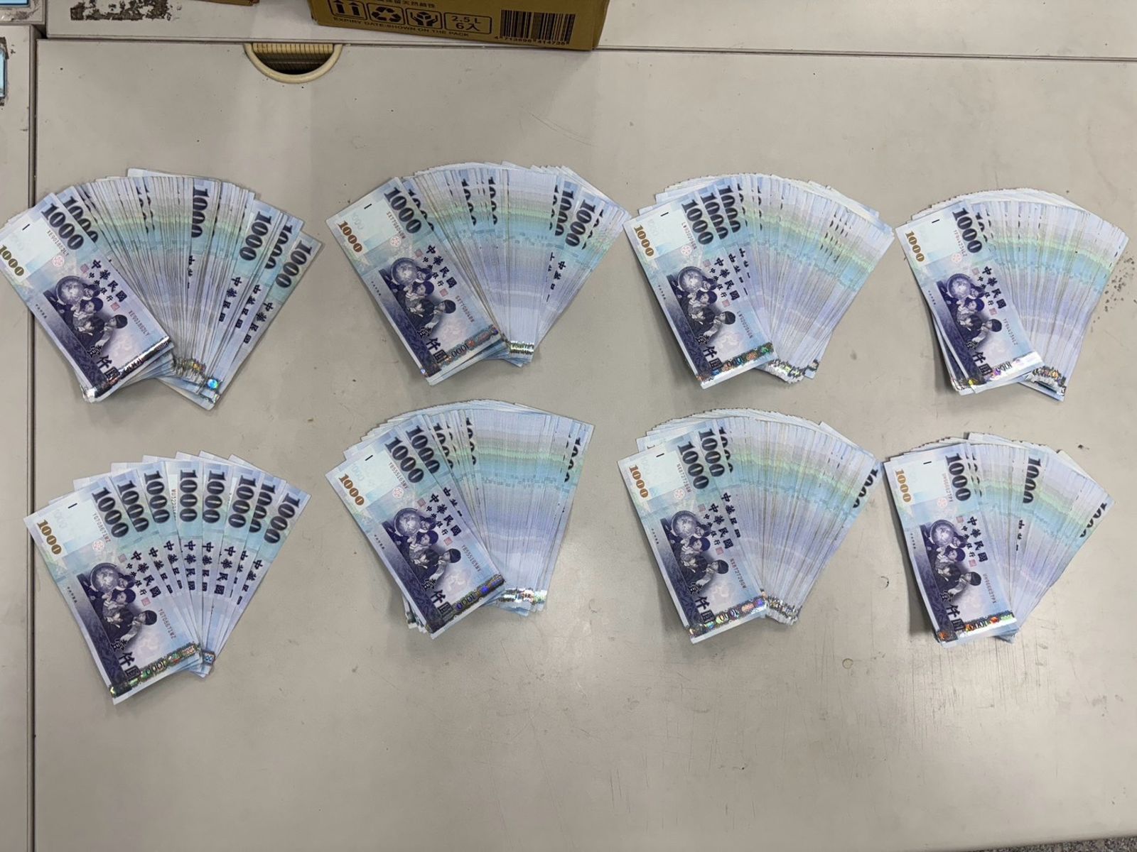 警查扣76萬餘元現金。翻攝畫面