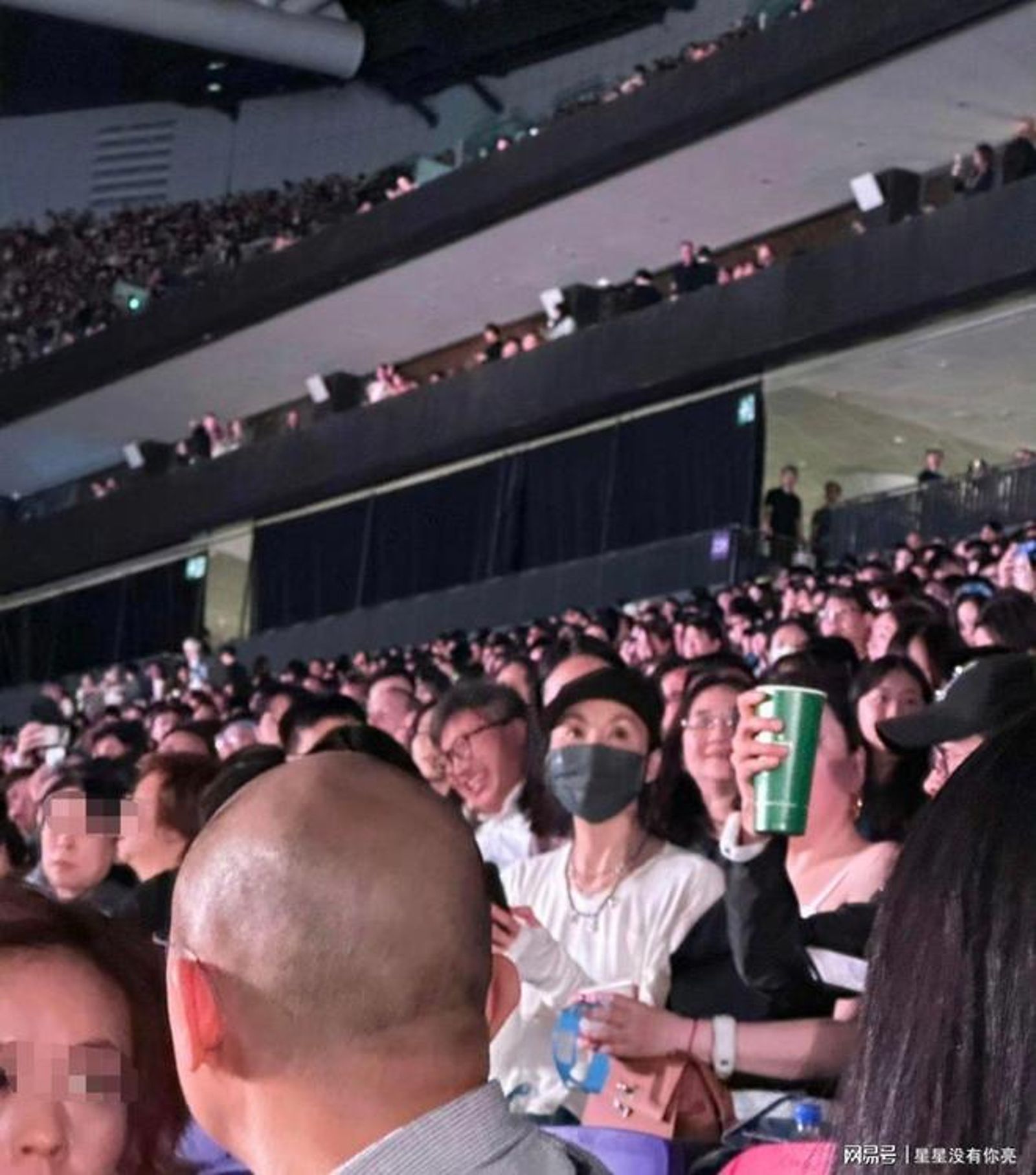 張曼玉戴著帽子、口罩，仍被觀眾認出。翻攝網易