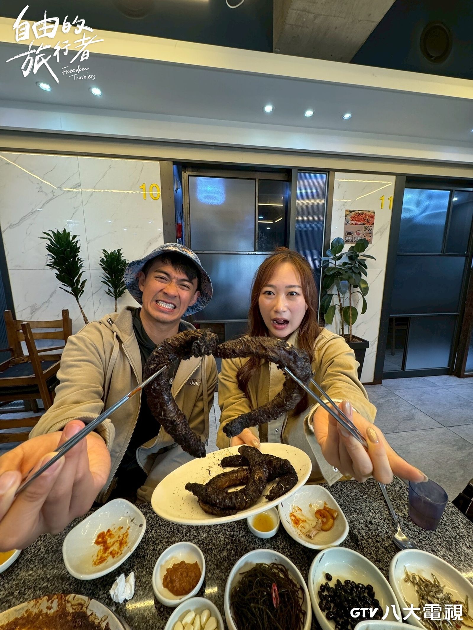 融融（左）與咪蕾（右）享用烤盲鰻。八大電視提供
