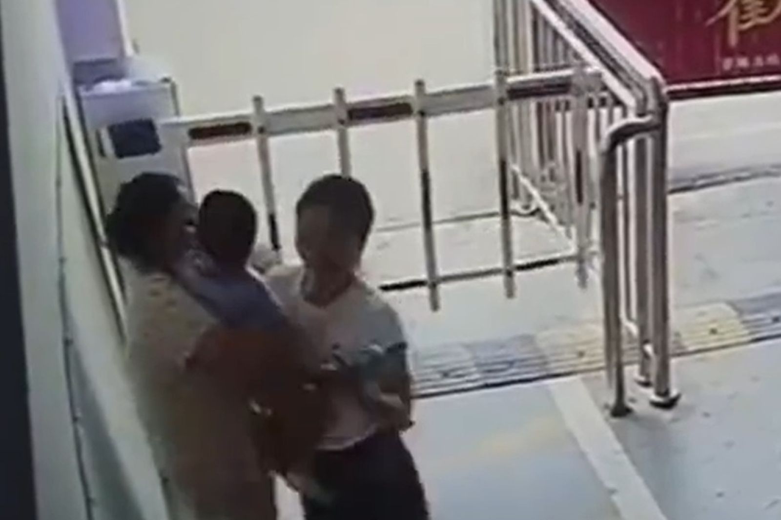中國一名1歲男童遭陌生女撲上去強吻,讓媽媽相當傻眼。圖/翻攝自微博