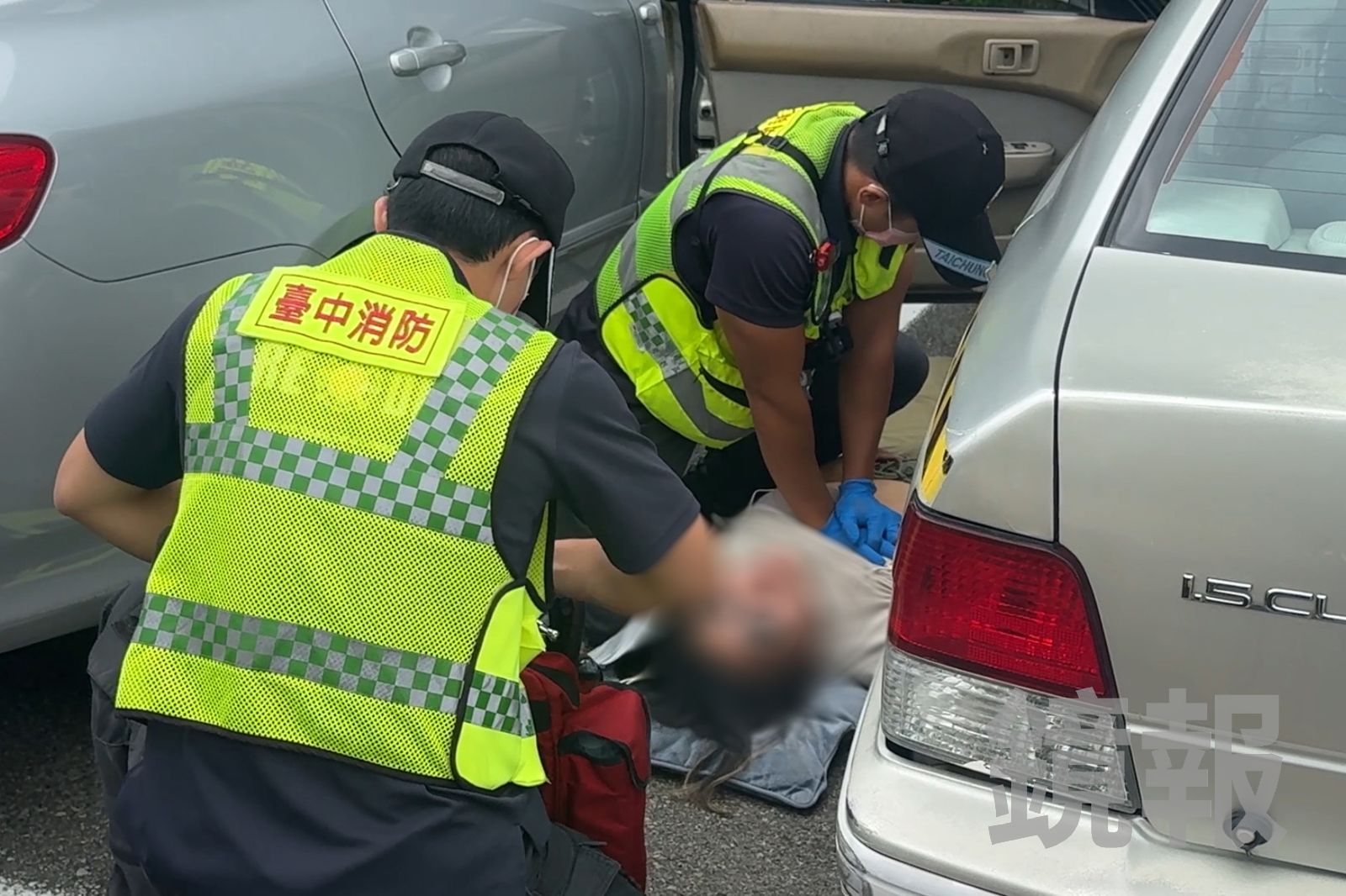 消防隊救護員接手搶救女學員。林建鋒攝