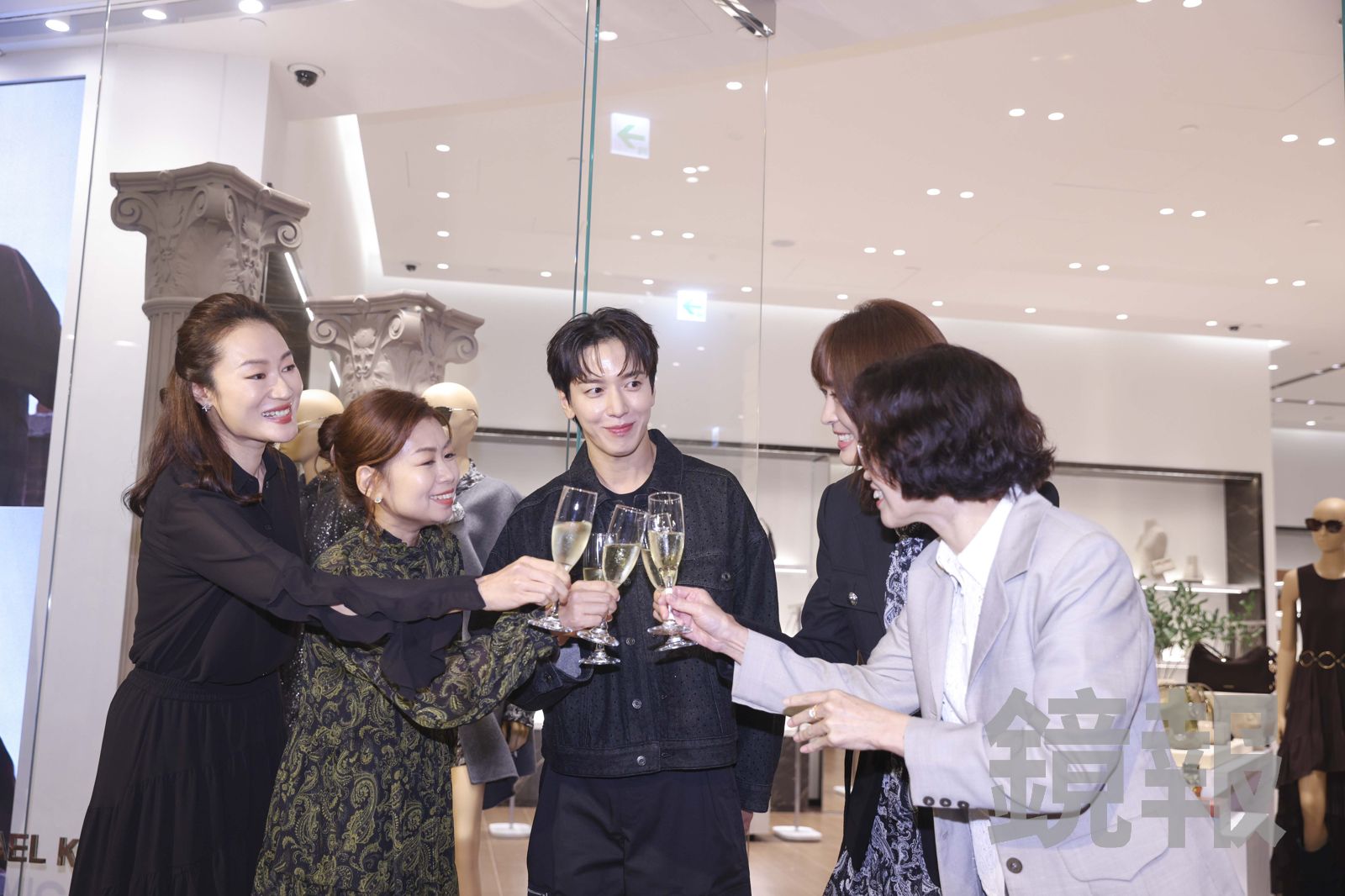 鄭容和（中）是今晚開幕派對的壓軸嘉賓。劉耀勻攝