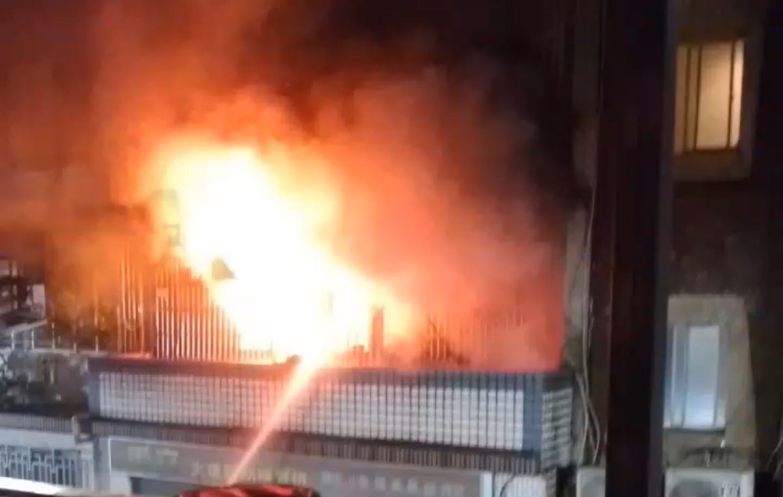 新莊建中街一處公寓凌晨發生火警,16歲周姓少女不幸罹難。民眾提供