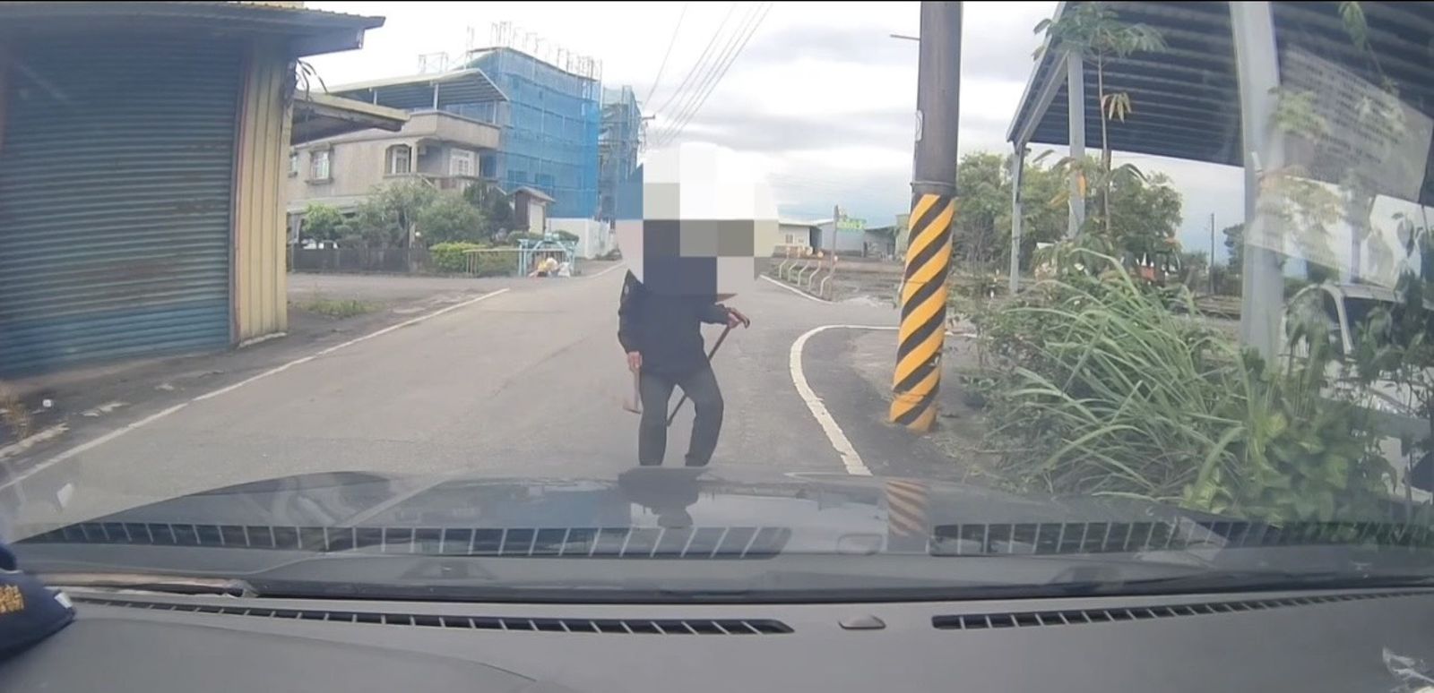 宜蘭學區驚見「斧頭怪客」　警獲報5分鐘到場壓制