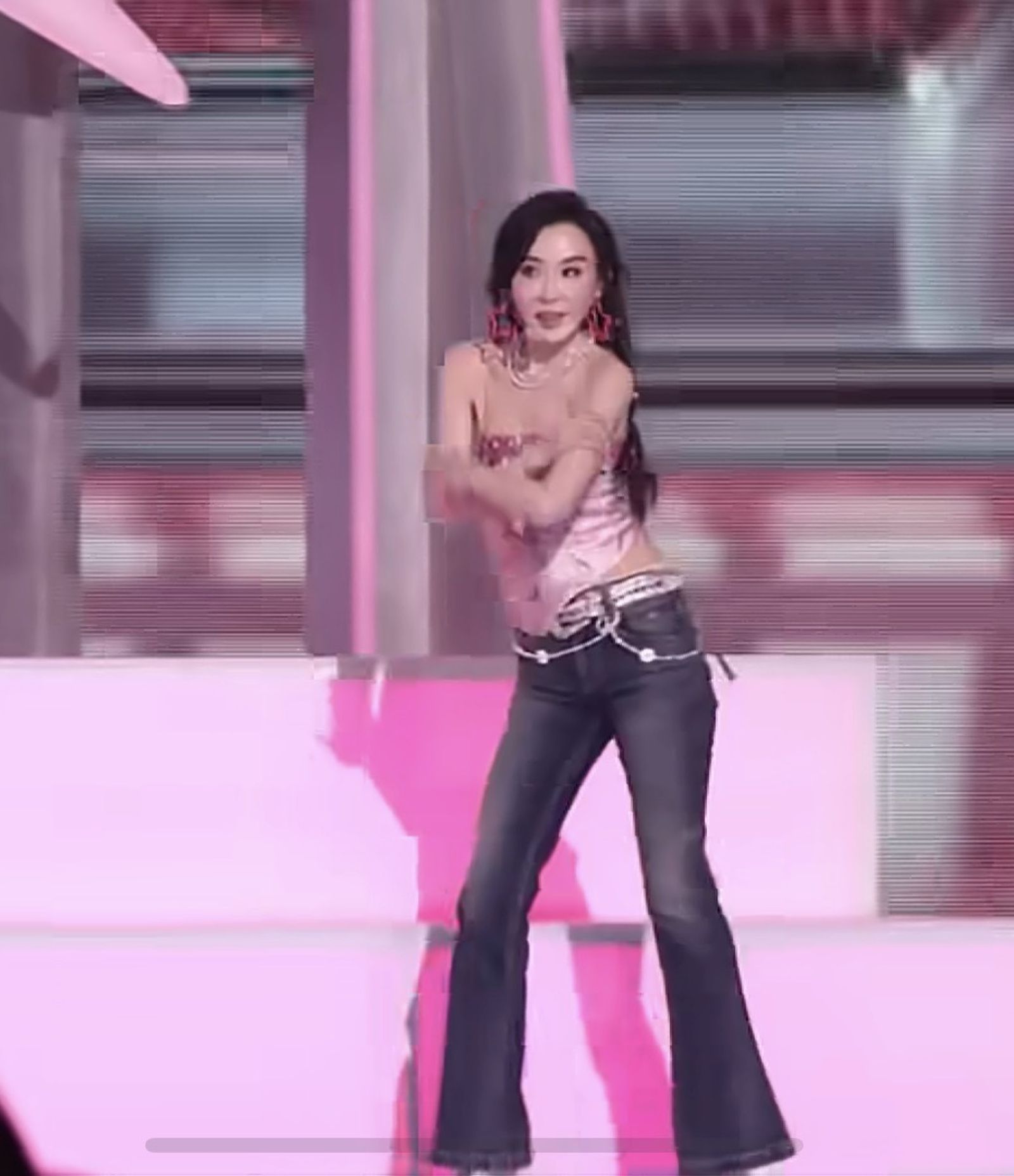 蕭薔唱跳不輸年輕團員。翻攝微博