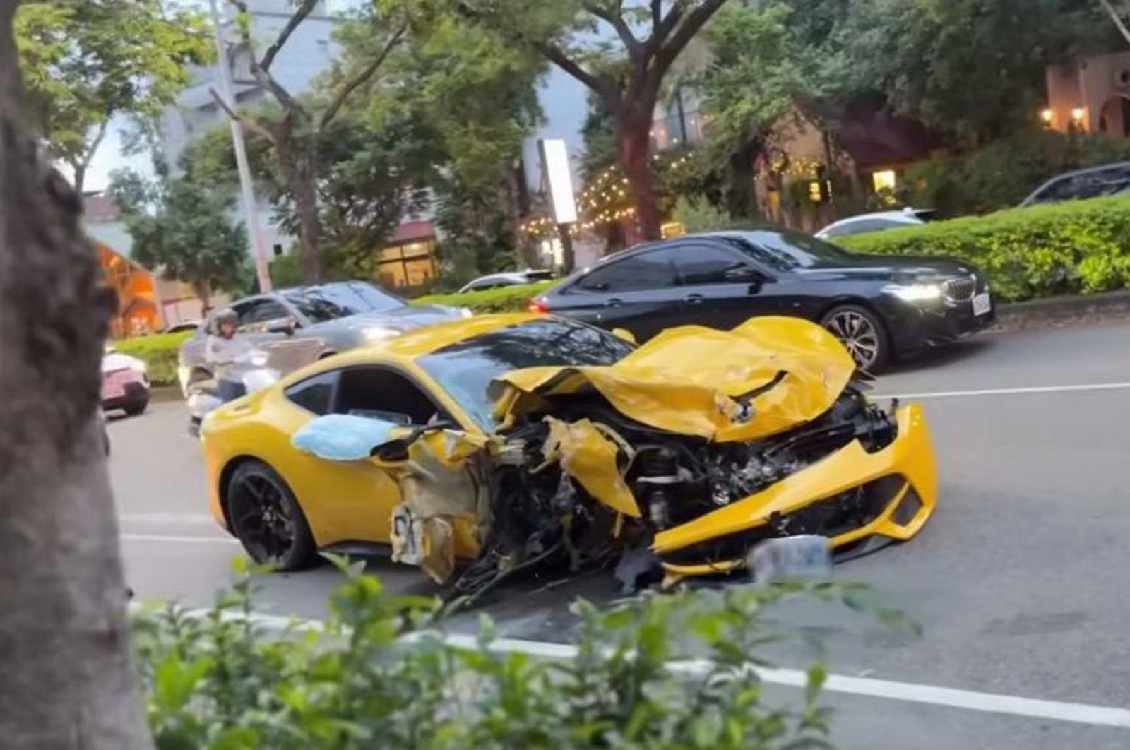 狂飆畫面曝!黃色千萬法拉利「保齡球式」連撞5車 車頭撞爛維修恐天價