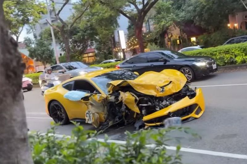 狂飆畫面曝！黃色千萬法拉利「保齡球式」連撞5車　車頭撞爛維修恐天價