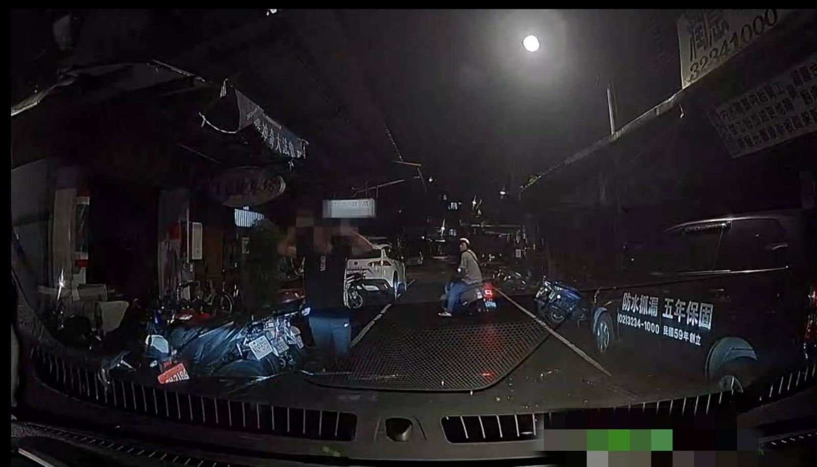電影場景真實上演!失聯移工毒駕拔腿狂奔推倒機車做路障 不敵霹靂警、正義哥聯手圍捕「舉雙手投降」