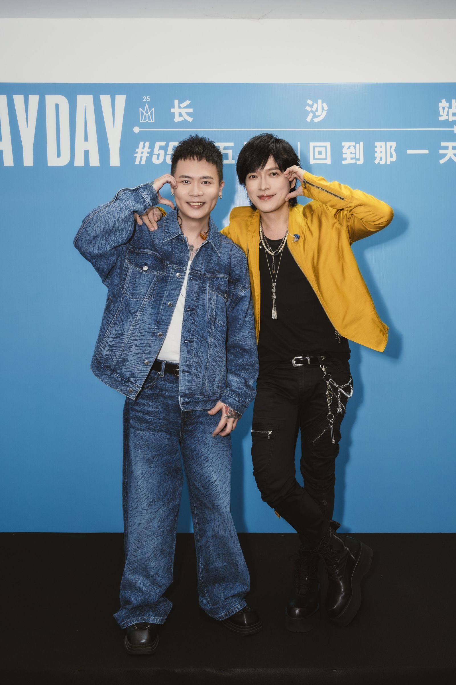 蕭秉治和師兄怪獸開心合照。相信音樂提供