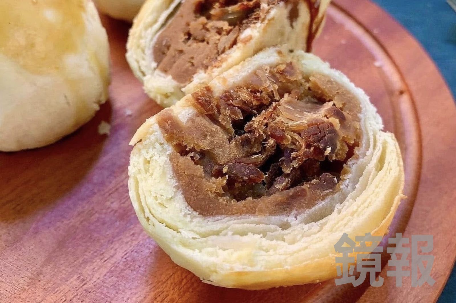 「豆蓉肉塊酥」外皮酥鬆、層次分明,肉塊吸飽滷汁香氣,綠豆和白鳳豆煮成的豆蓉餡,甜香濃綿。(55元/個)