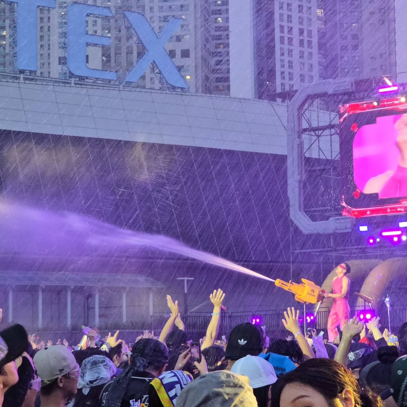 朴軫永拿著大型水槍助觀眾消暑。翻攝IG@asiansoul_jyp