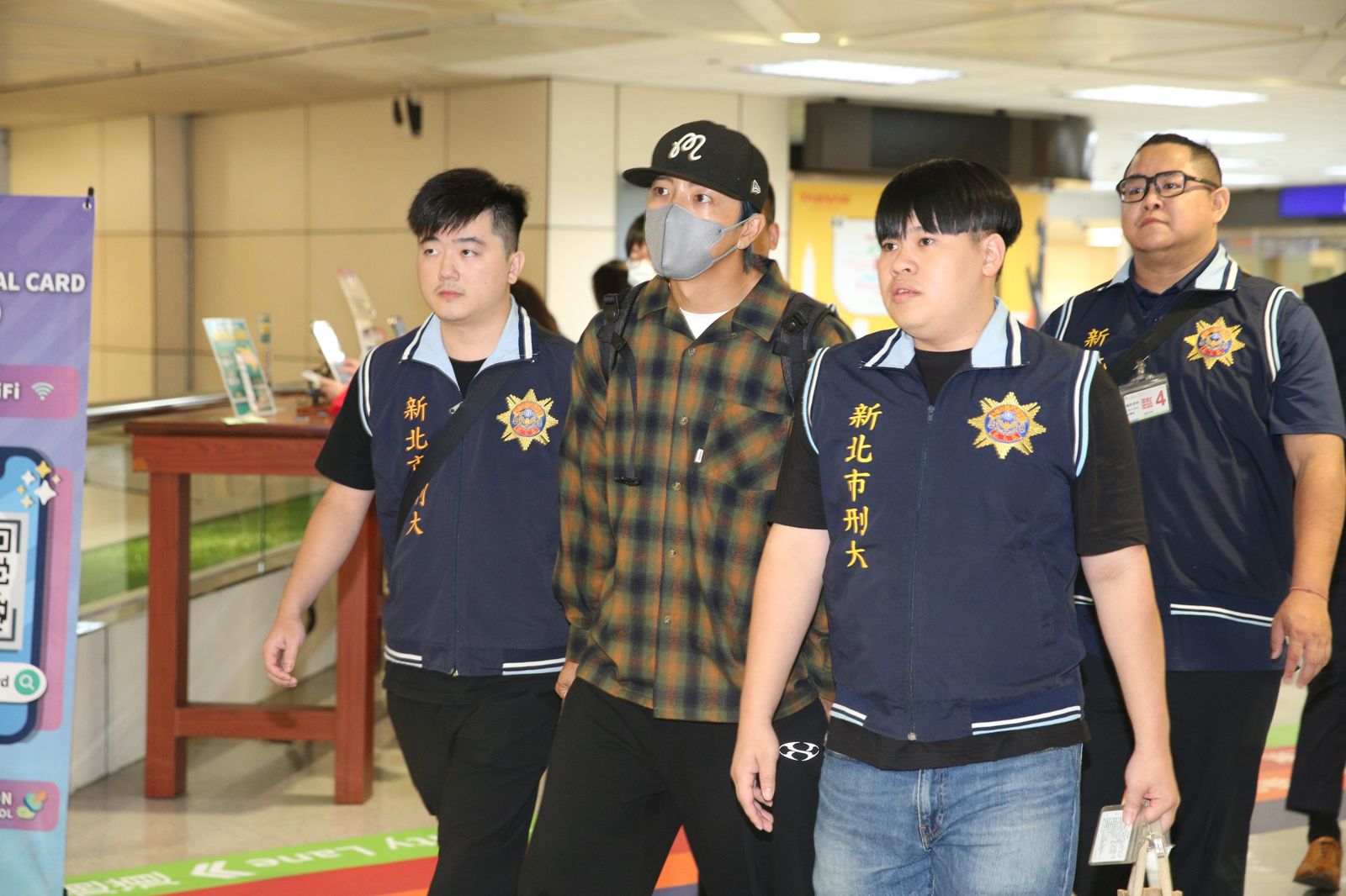 坤達面對媒體詢問,僅表示「謝謝關心」。桃園機場記者聯誼會提供