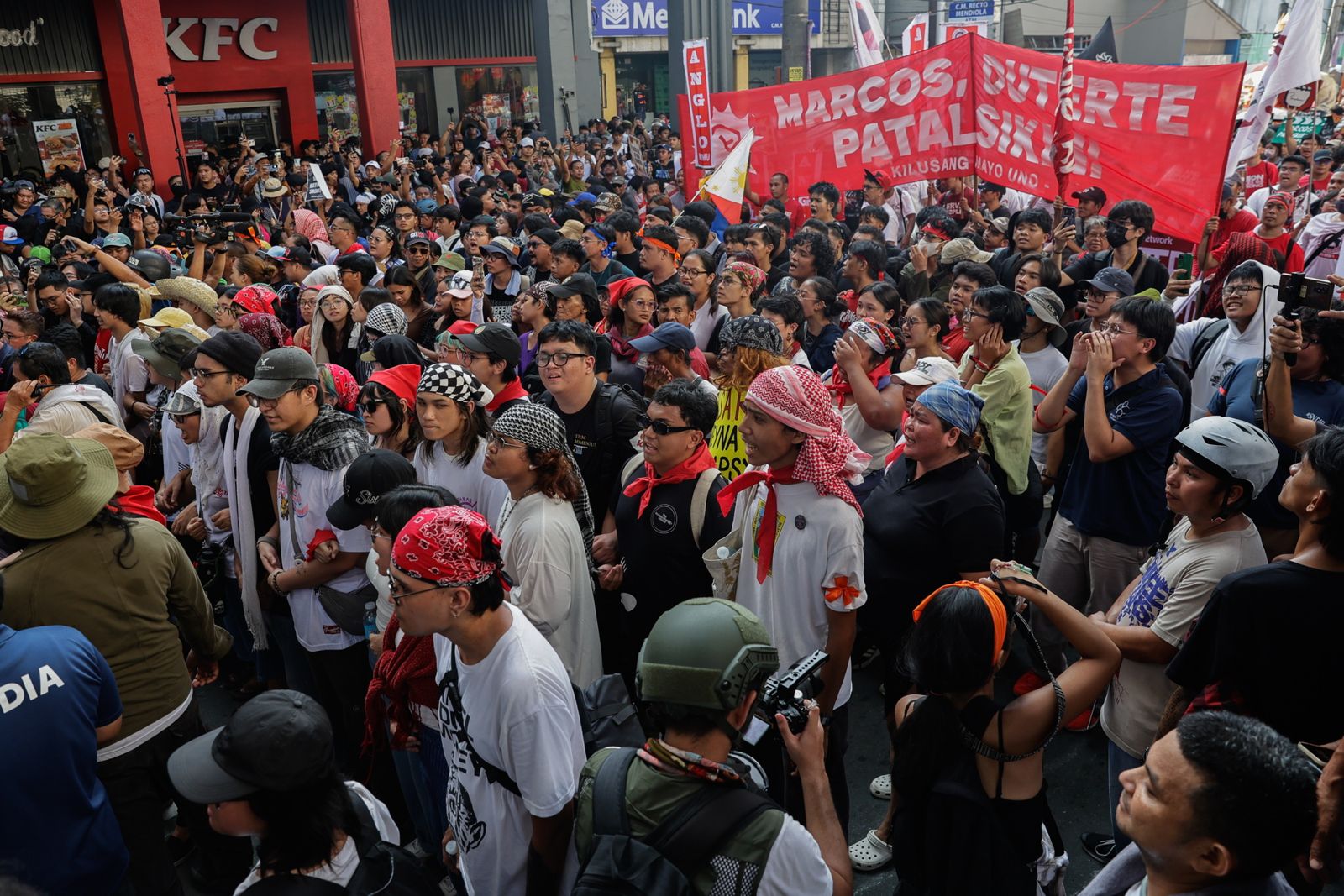 菲律賓防洪弊案延燒！官員狂貪117億　數千民眾上街抗議