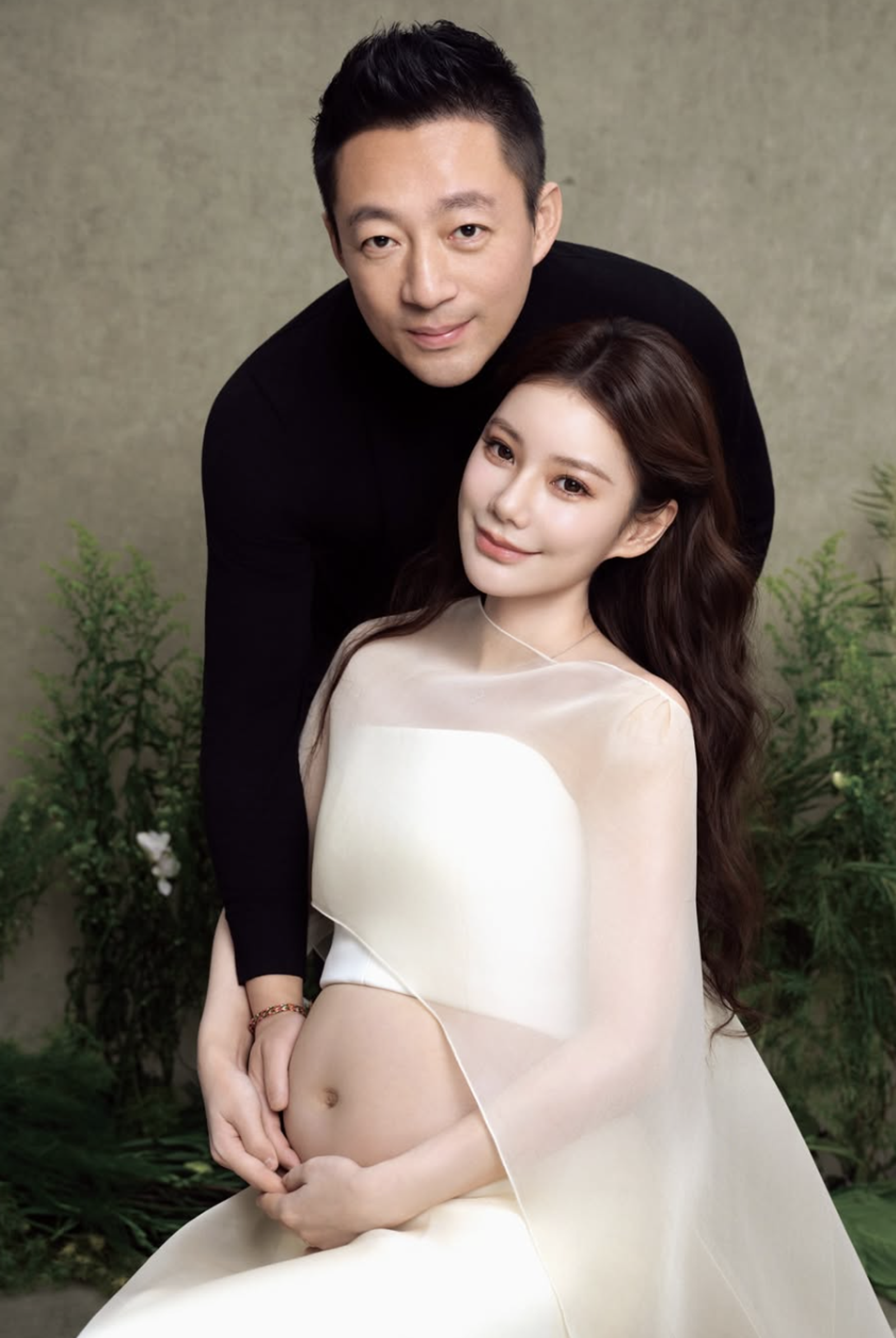 汪小菲(後)與馬筱梅喜獲麟兒。翻攝IG @hsiaomei0718mandy