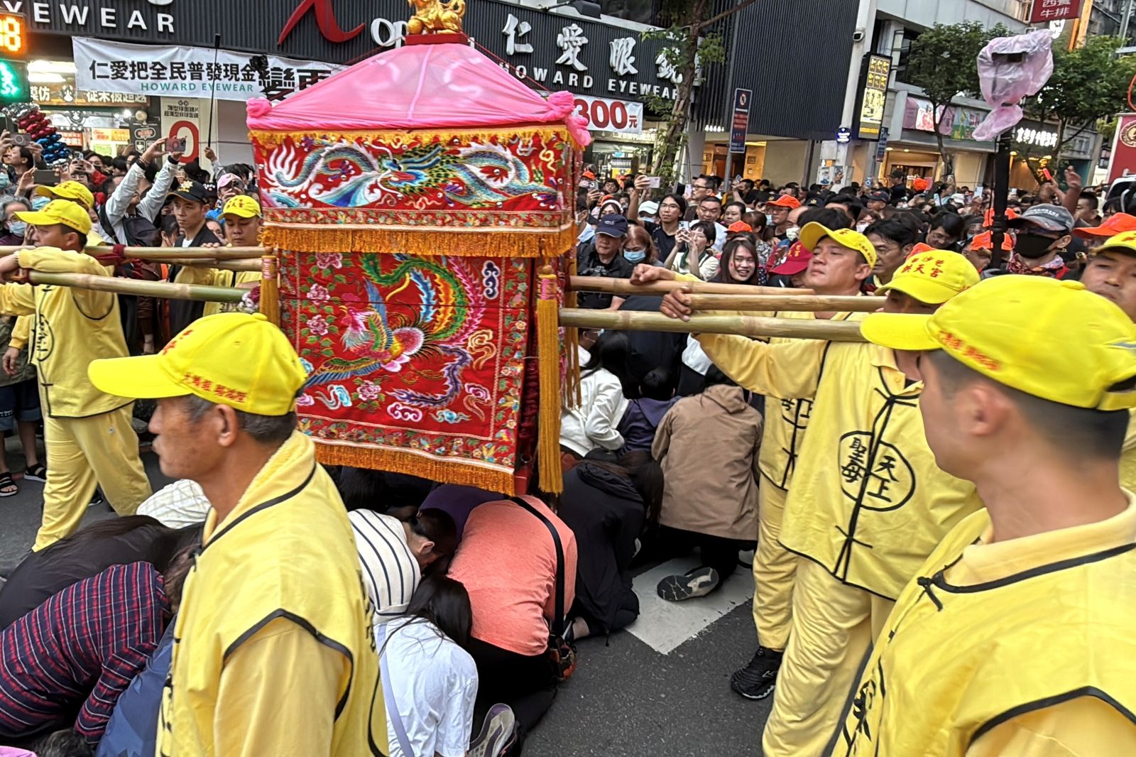 46萬人瘋白沙屯媽祖繞境！新手必看裝備清單＋醫師5大健康提醒
