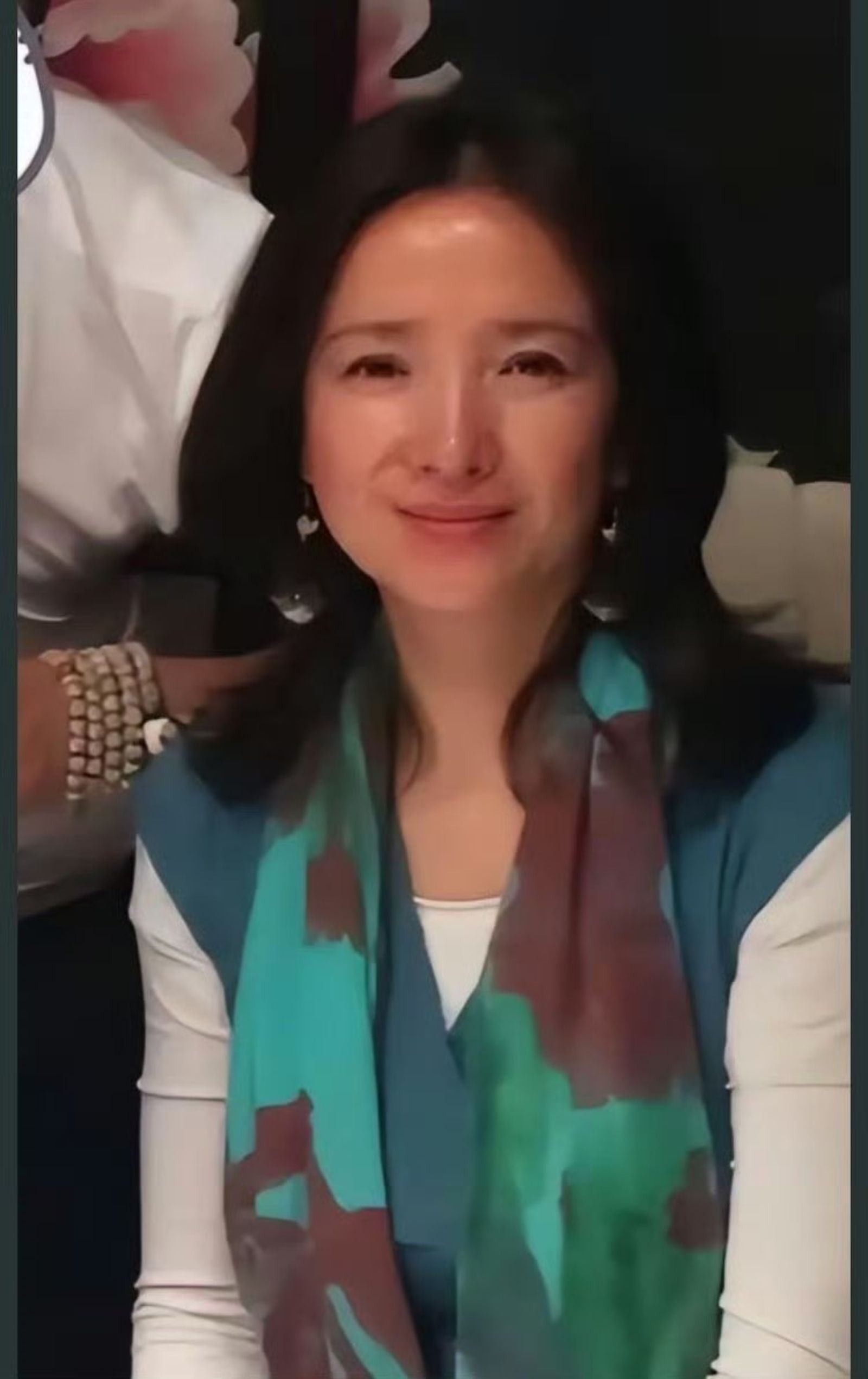 何晴最後與友人聚會時的身影。翻攝微博