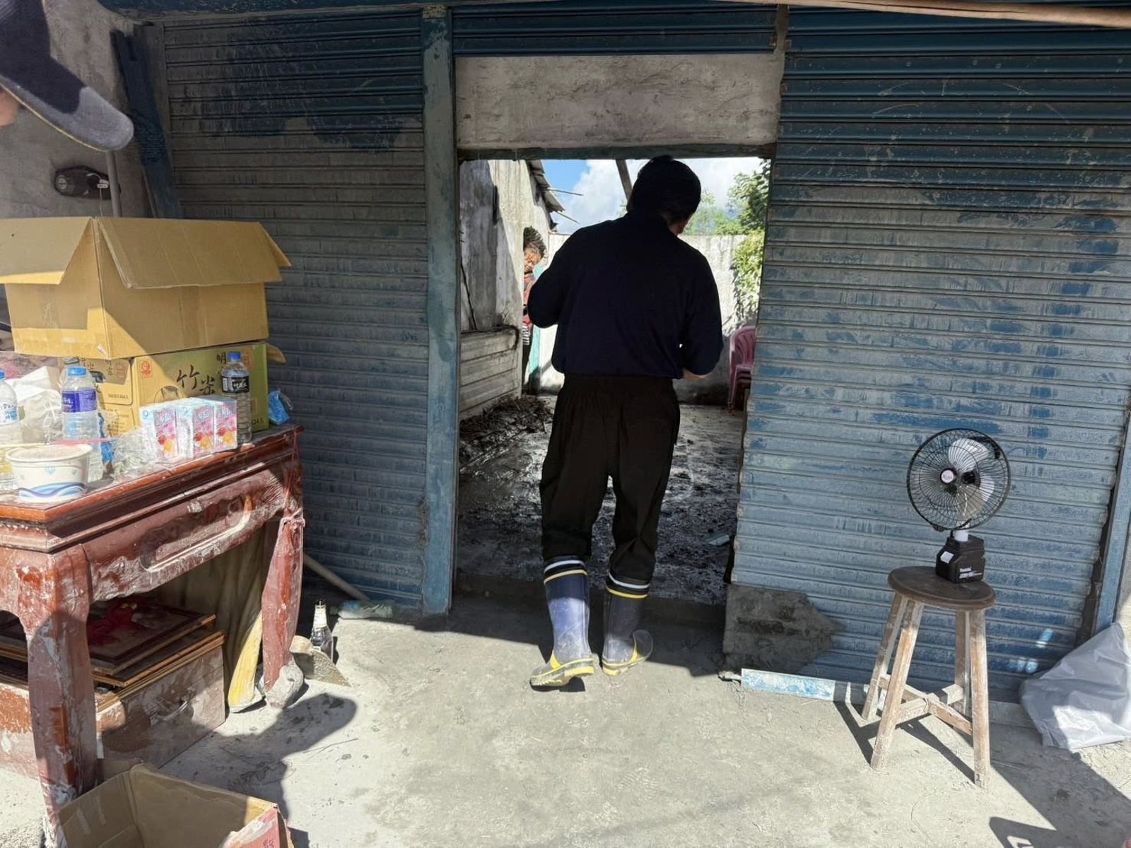 傅崐萁曬清淤照「辛苦到模糊」，志工還原過程笑了。圖／翻攝自傅崐萁臉書