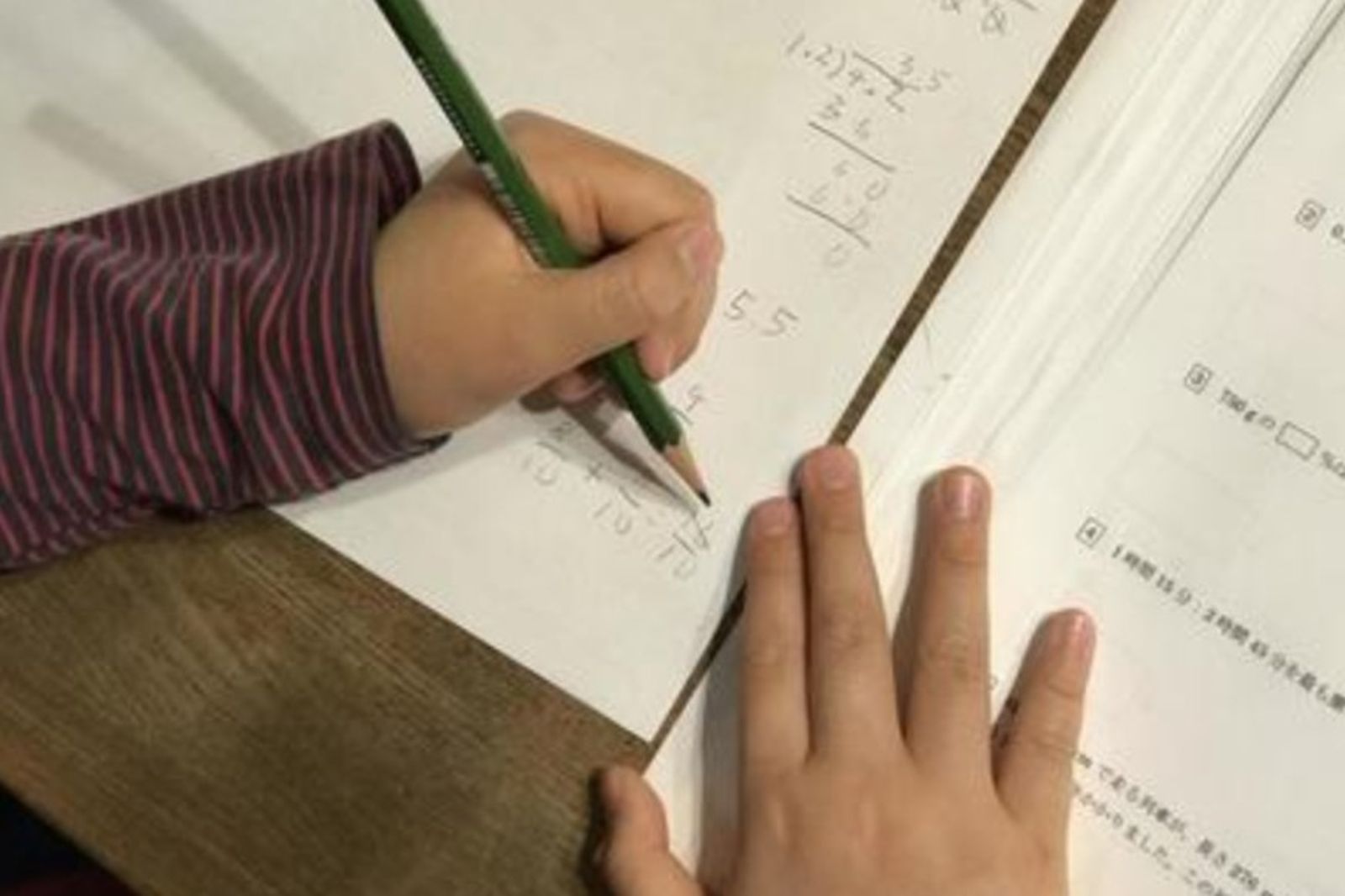 小孩是左撇子要改嗎?醫師警告:強制矯正恐影響語言和注意力