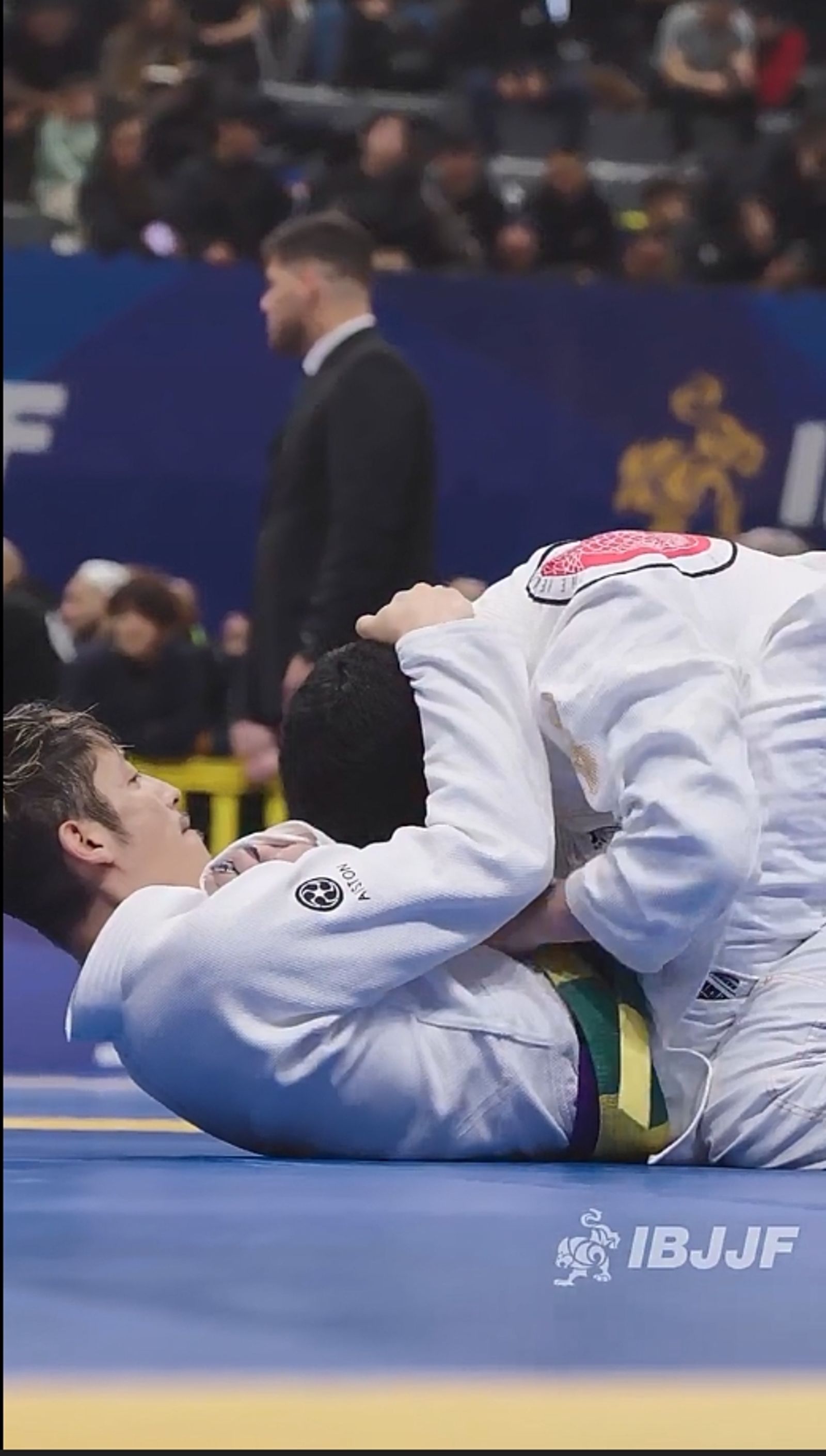 玉木宏（左）以雙腿夾住對方身體。翻攝IG@ibjjf