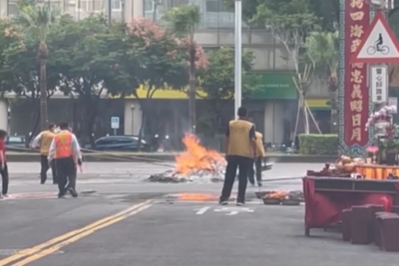 太誇張！高雄廟會「大馬路上燒船」　冒濃密黑煙…下場慘了