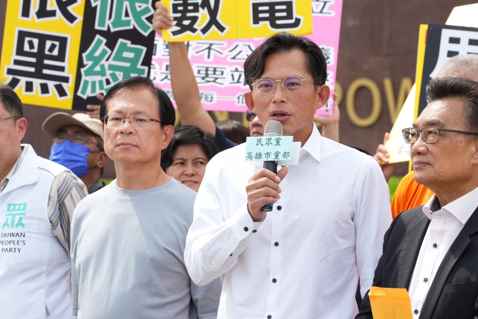 王義川曝遭跟監偷拍　黃國昌：要秀下限到什麼程度？