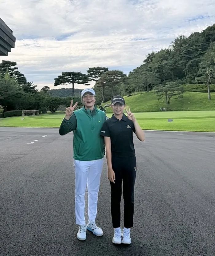 熱愛打小白球的裴勇浚,與14歲業餘高爾夫球選手金瑞娥一起打球。圖/翻攝自IG@seoah0115