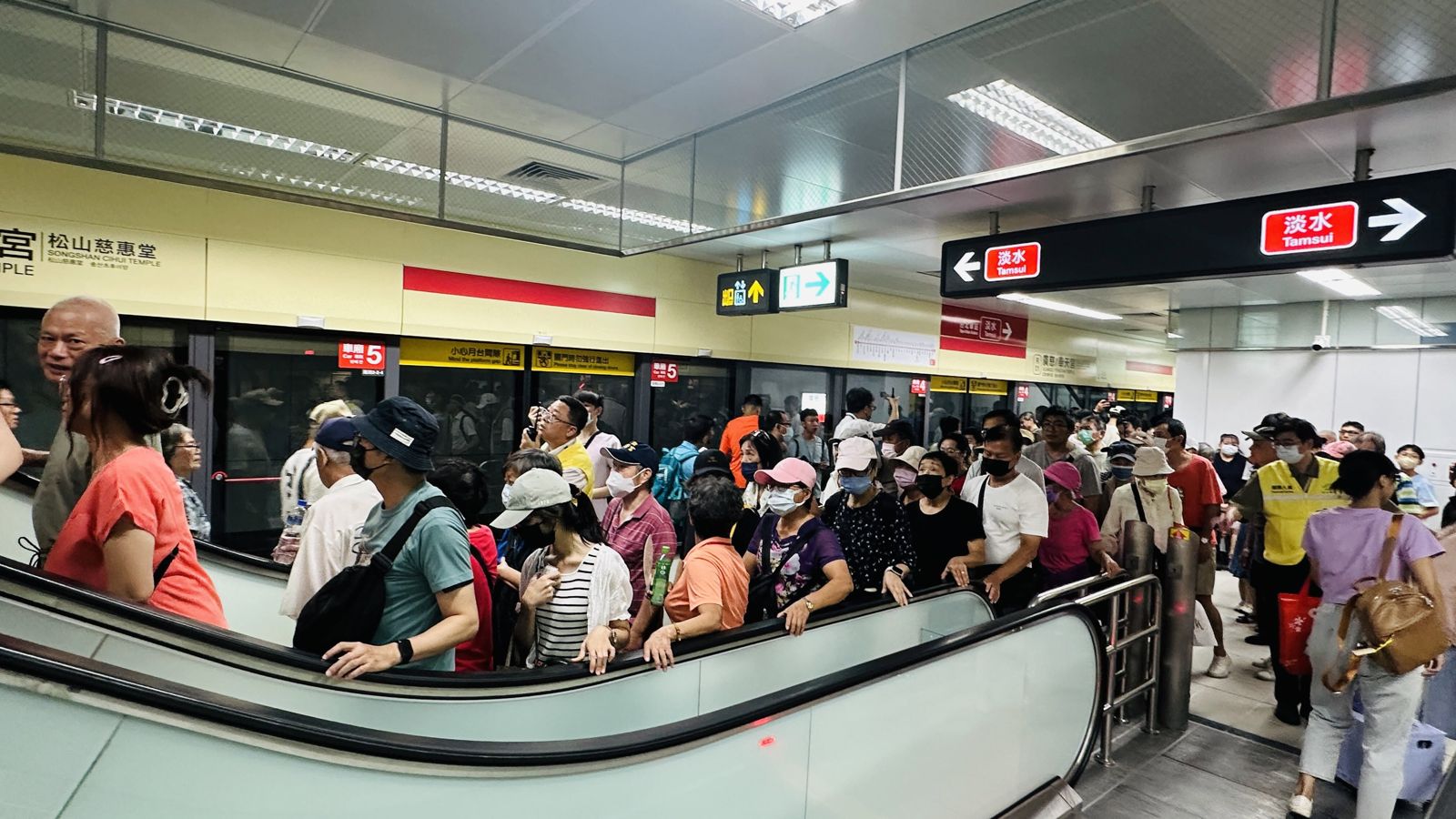 他嗆路人手扶梯「別站左邊」遭一票人反擊!專家揭數據:乖乖站好