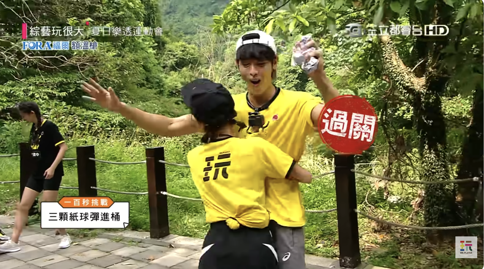 粿粿（左）在節目上摟抱曹佑寧。翻攝《綜藝玩很大 Mr.Player》YouTube