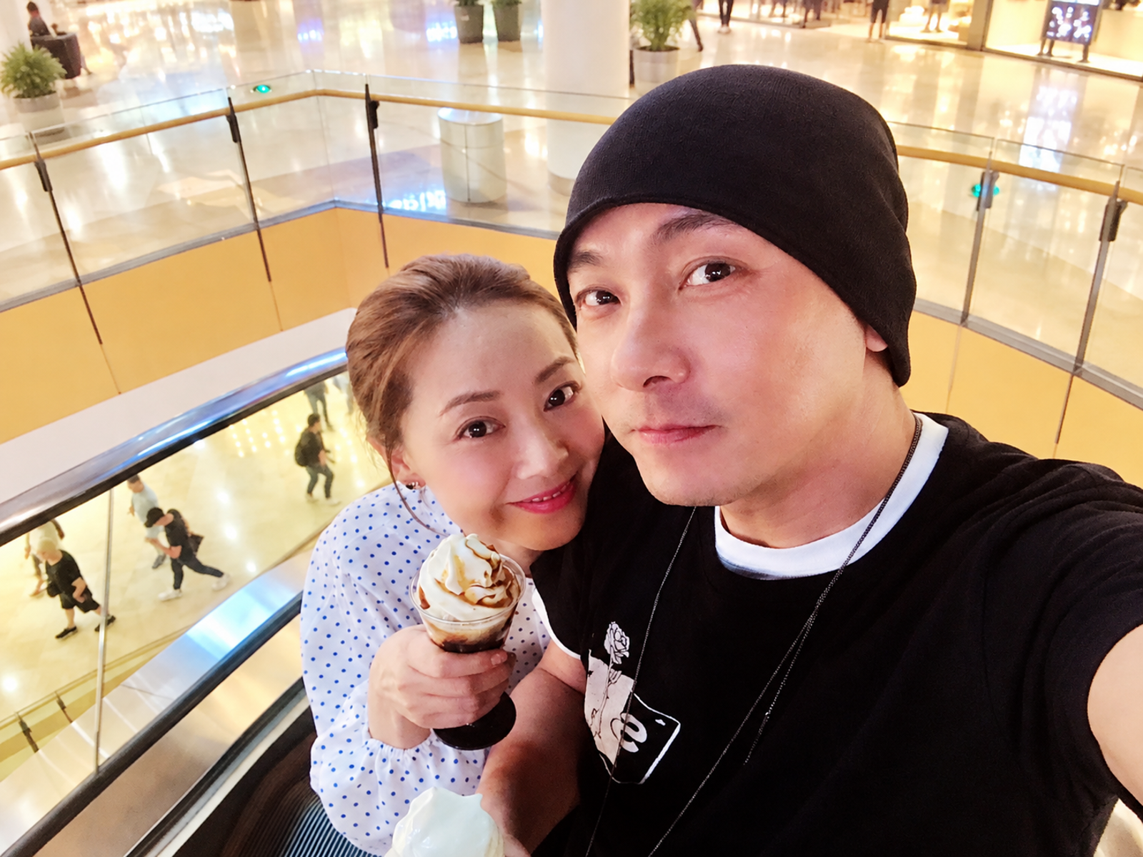 張衛健與老婆張茜近日在餐廳外抽菸,疑似亂丟菸蒂引發爭議。圖/翻攝張衛健微博
