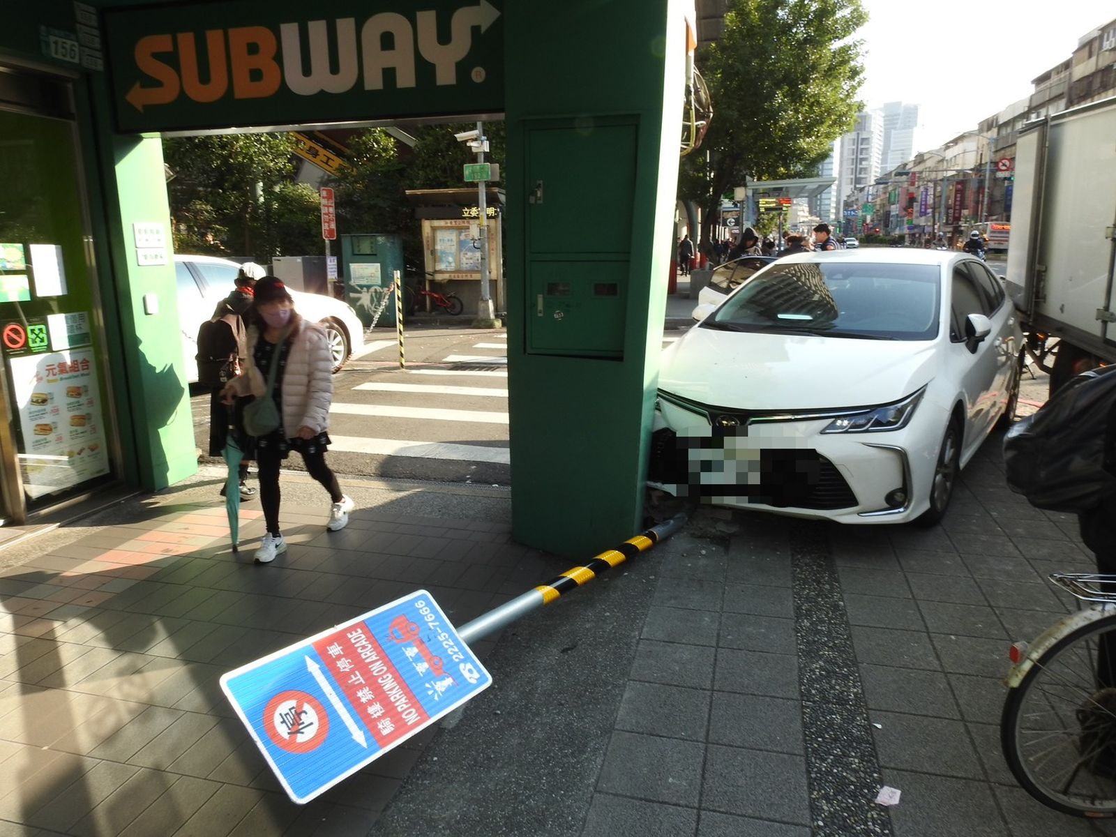 莊男與車手在面交時爆發拉扯導致車輛失控自撞。翻攝畫面