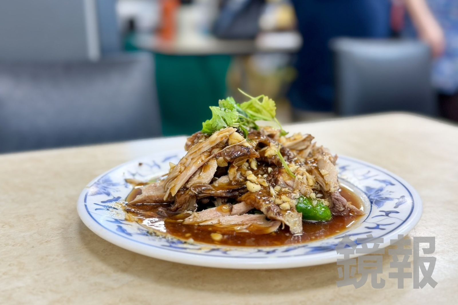 「山東燒雞」雞肉嫩軟不柴、吸附醬香,黃瓜爽脆。(200元/份)