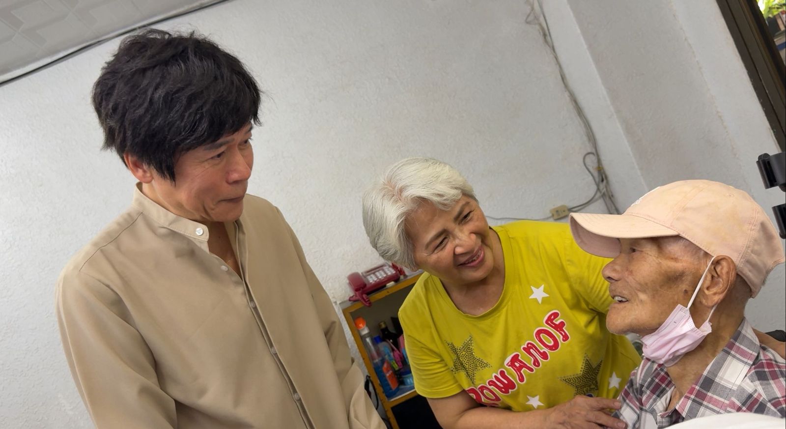 洪榮宏探望95歲恩師。阿爾發音樂提供