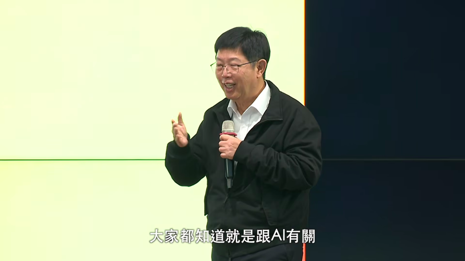 高層揮毫寫「福」、員工喜吃車輪餅！鴻海年終展望大會熱鬧登場