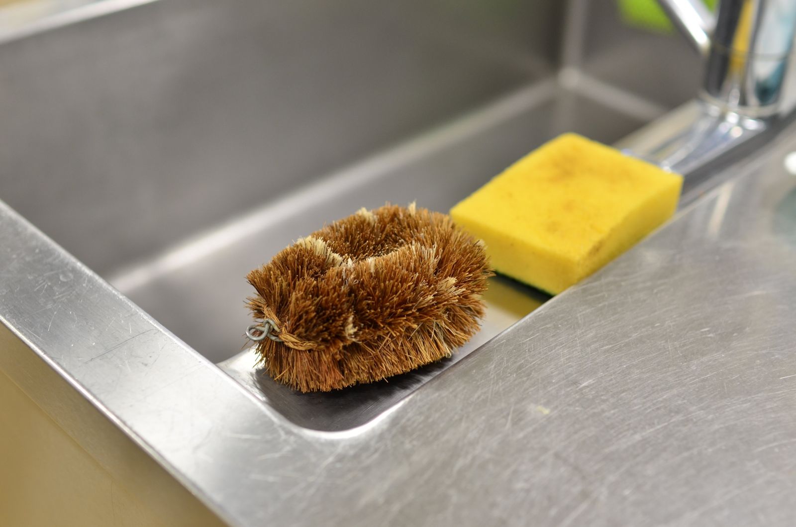 菜瓜布用錯半輩子！資深主婦揭「神級妙用」：海綿不是用來清洗的
