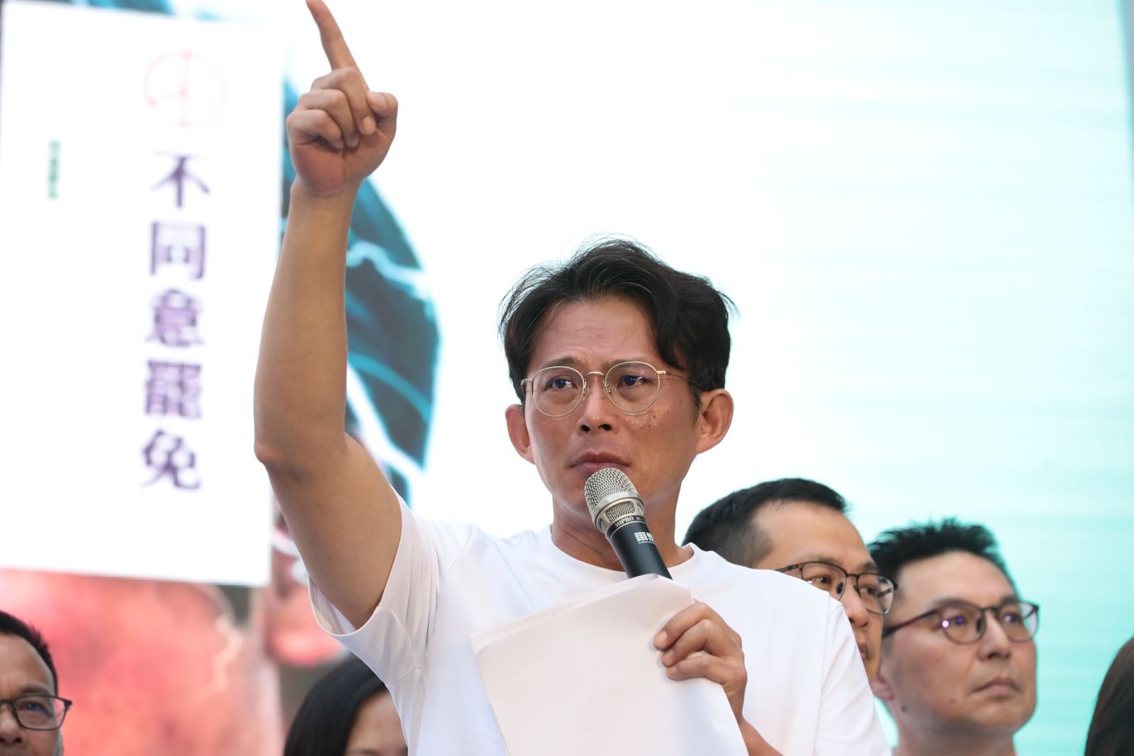 黃國昌提到前主席柯文哲去年站在民進黨前抗議時所說的話,激動到一度哽咽。(圖/董孟航攝)