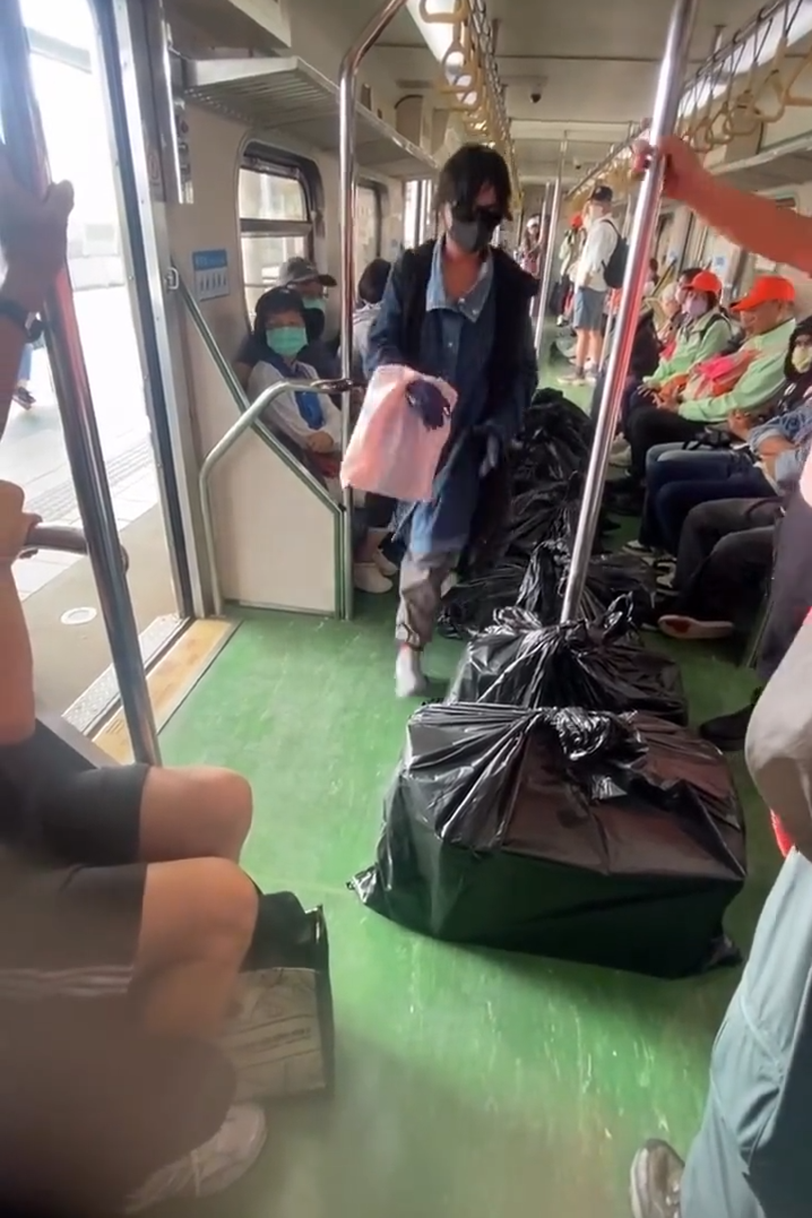 劉女來來回回搬了8袋塑膠袋搭乘火車，東西堆滿區間車的車廂走道，影響乘客通行，引發香燈腳不滿。翻攝爆料公社