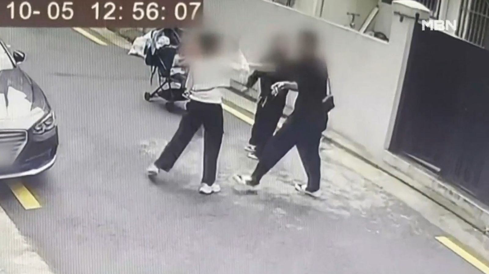 台男首爾街頭失控「毆打11歲女兒」！當街「掐脖摔倒」離譜畫面瘋傳