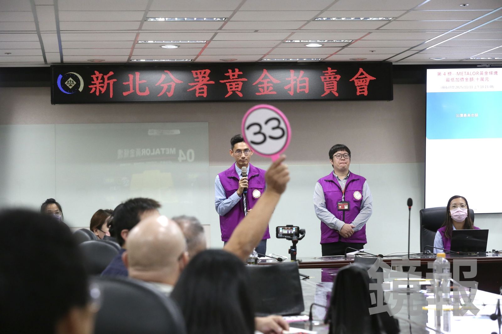 賣會吸引民眾熱烈競價。董孟航攝