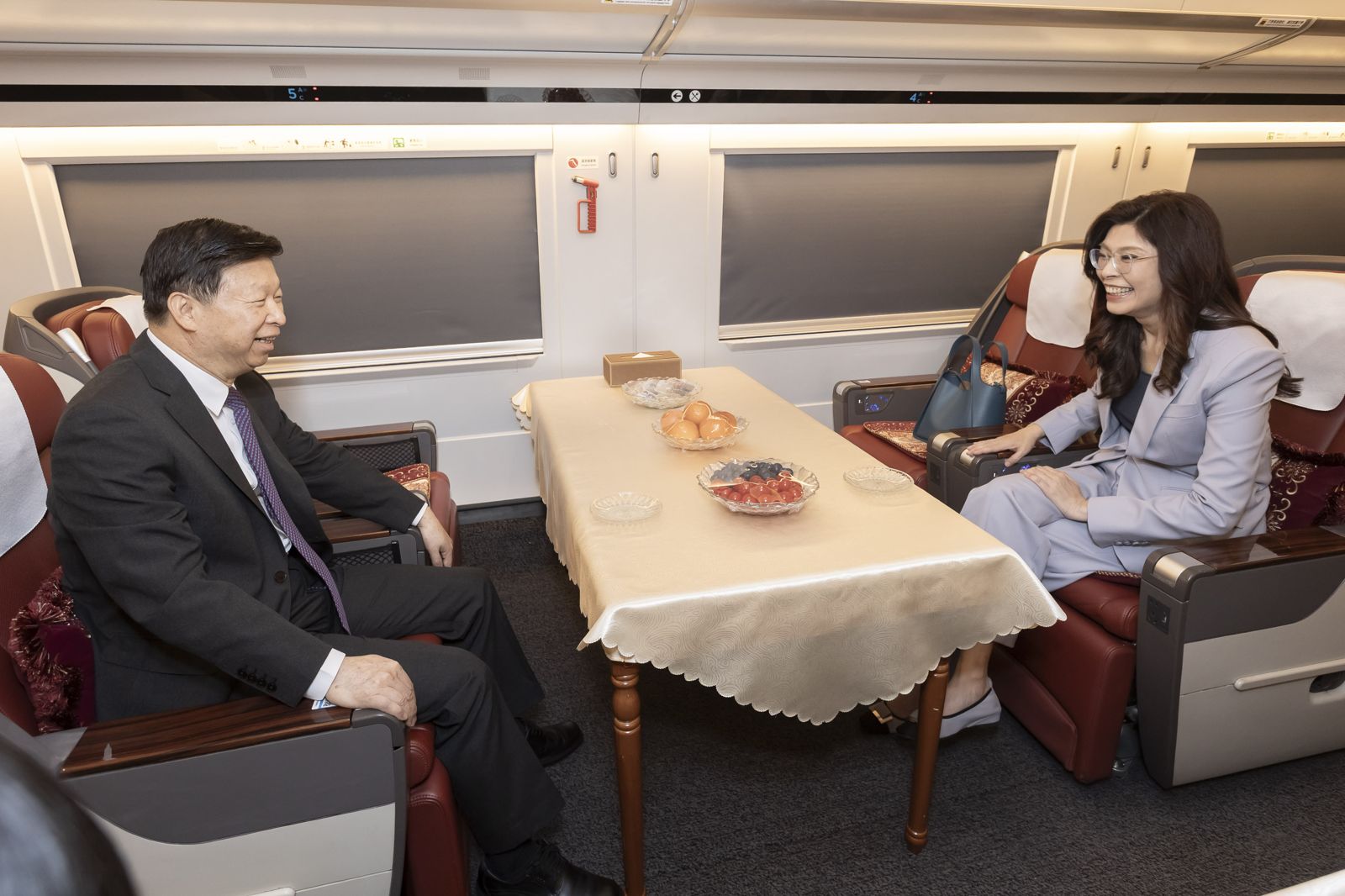 中方高規格接待！鄭麗文飛抵上海再轉南京　宋濤接機還陪坐高鐵