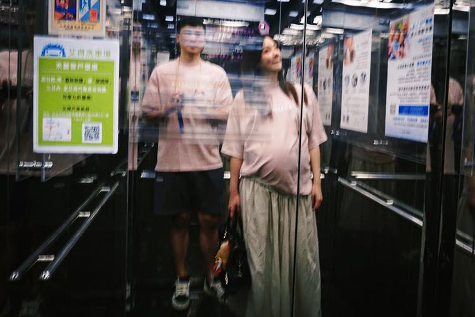 胡凱翔（左）、劉雨柔（右）正式升格成為新手父母。翻攝Instagram @lyvonne0526