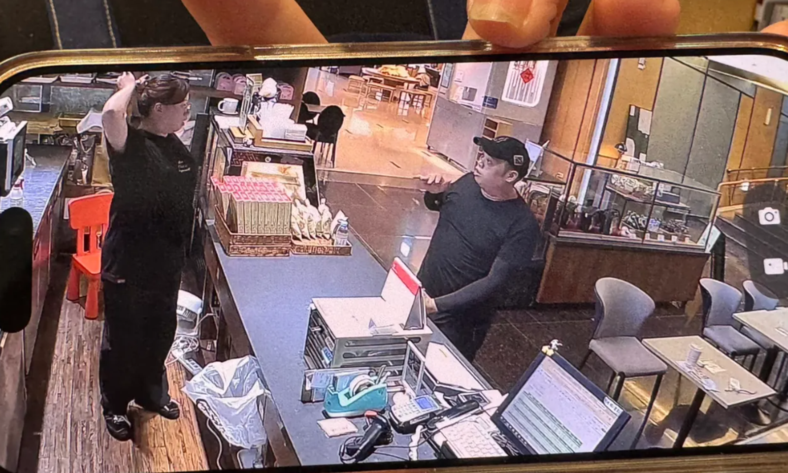 矢板明夫台中遇襲!黑衣男飯店埋伏「重拳擊臉」濺血 犯案畫面曝光